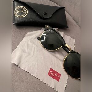 Clubmaster Classic Rayban. Frame - polished black on gold. Lenses - G-15 Green